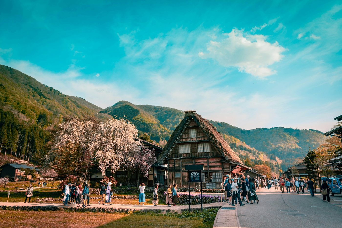 Casas Gassho-zukuri de techo de paja en la aldea de Shirakawago