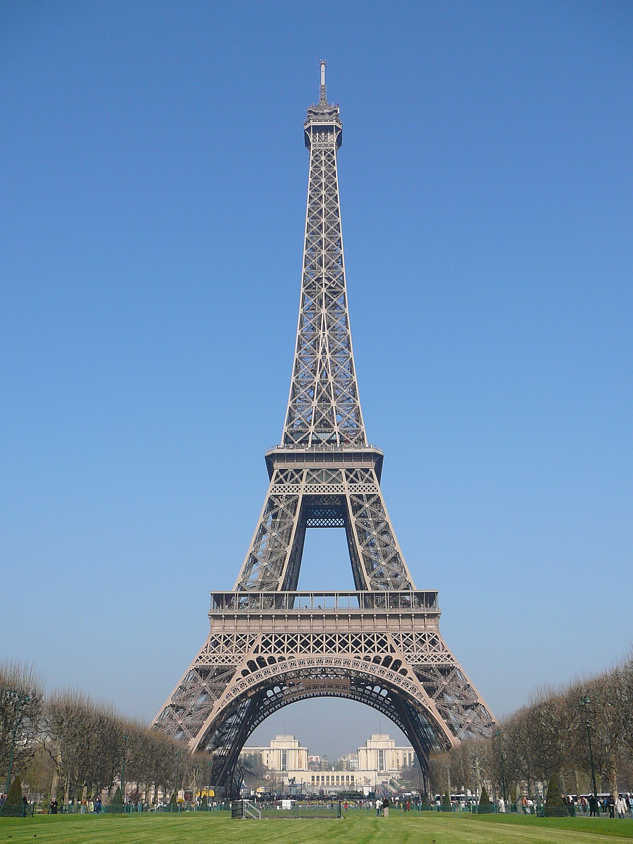 La Torre Eiffel de París vista desde los jardines