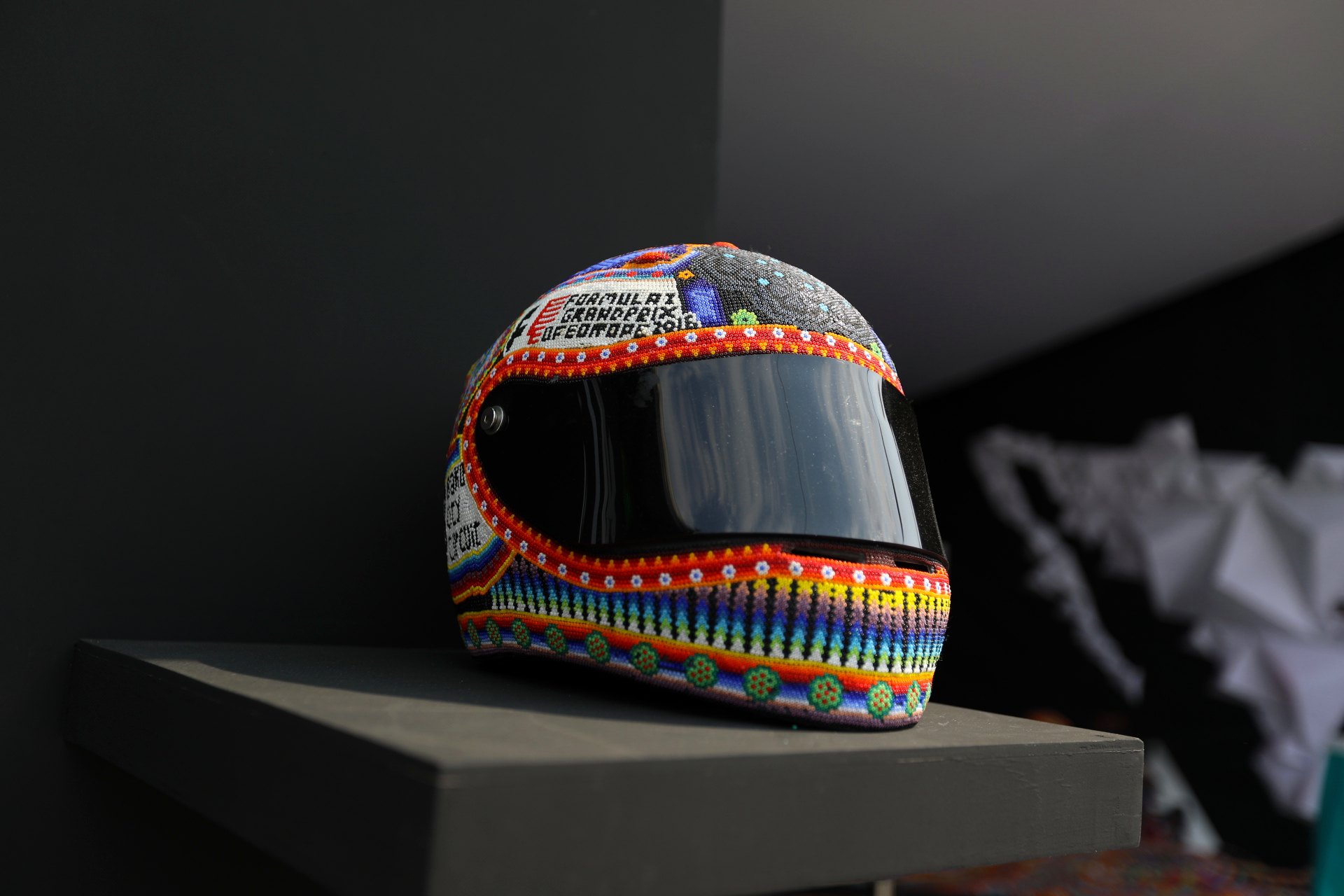 Casco de piloto decorado con arte huichol mexicano