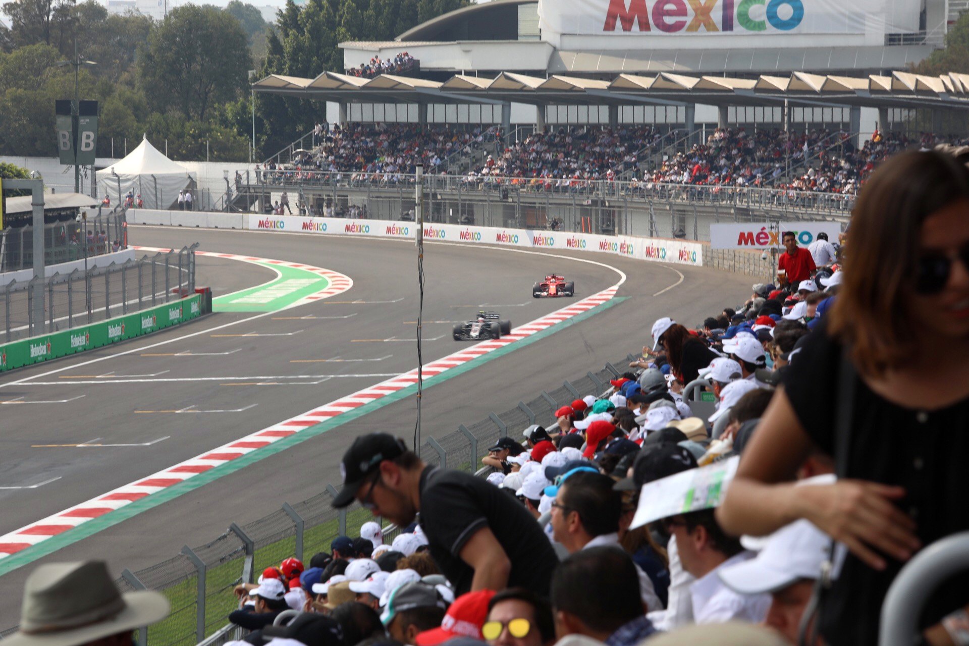Trazado de un circuito de Fórmula 1 visto desde la tribuna