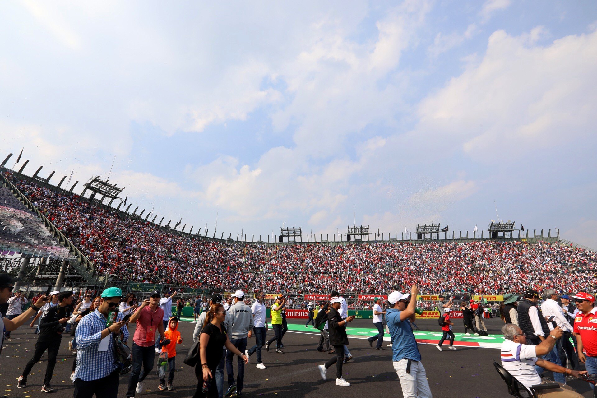 Público en la pista al terminar el Gran Premio de México