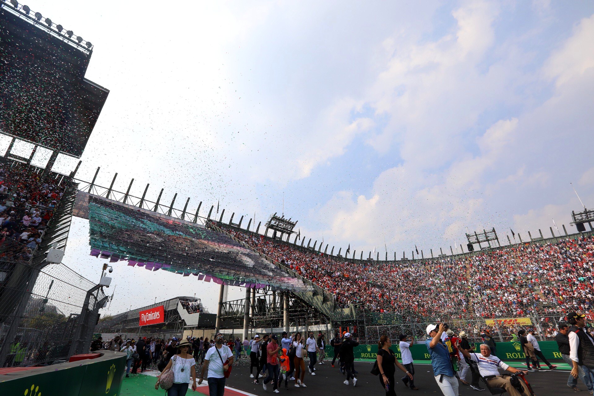 Vista panorámica de tribuna y pista en un circuito de Fórmula 1