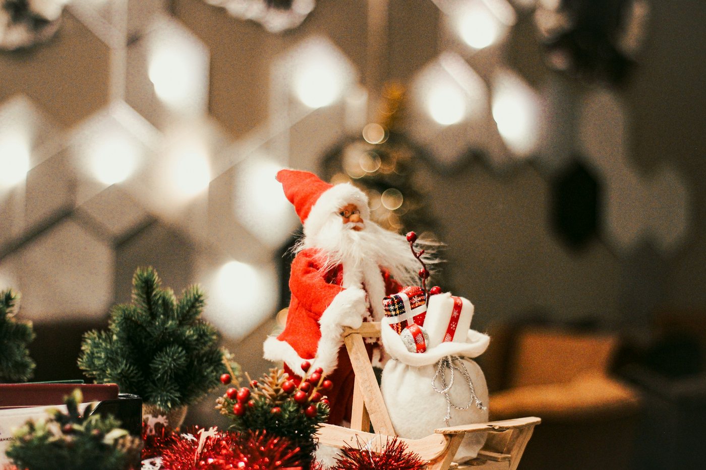 Figura de Papá Noel con regalos en la recepción de Santa Claus Village, en Rovaniemi