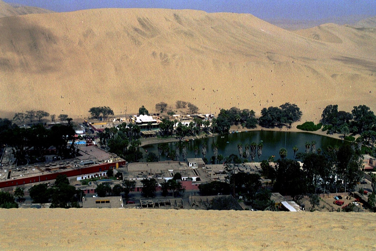 Oasis de Huacachina rodeado de dunas
