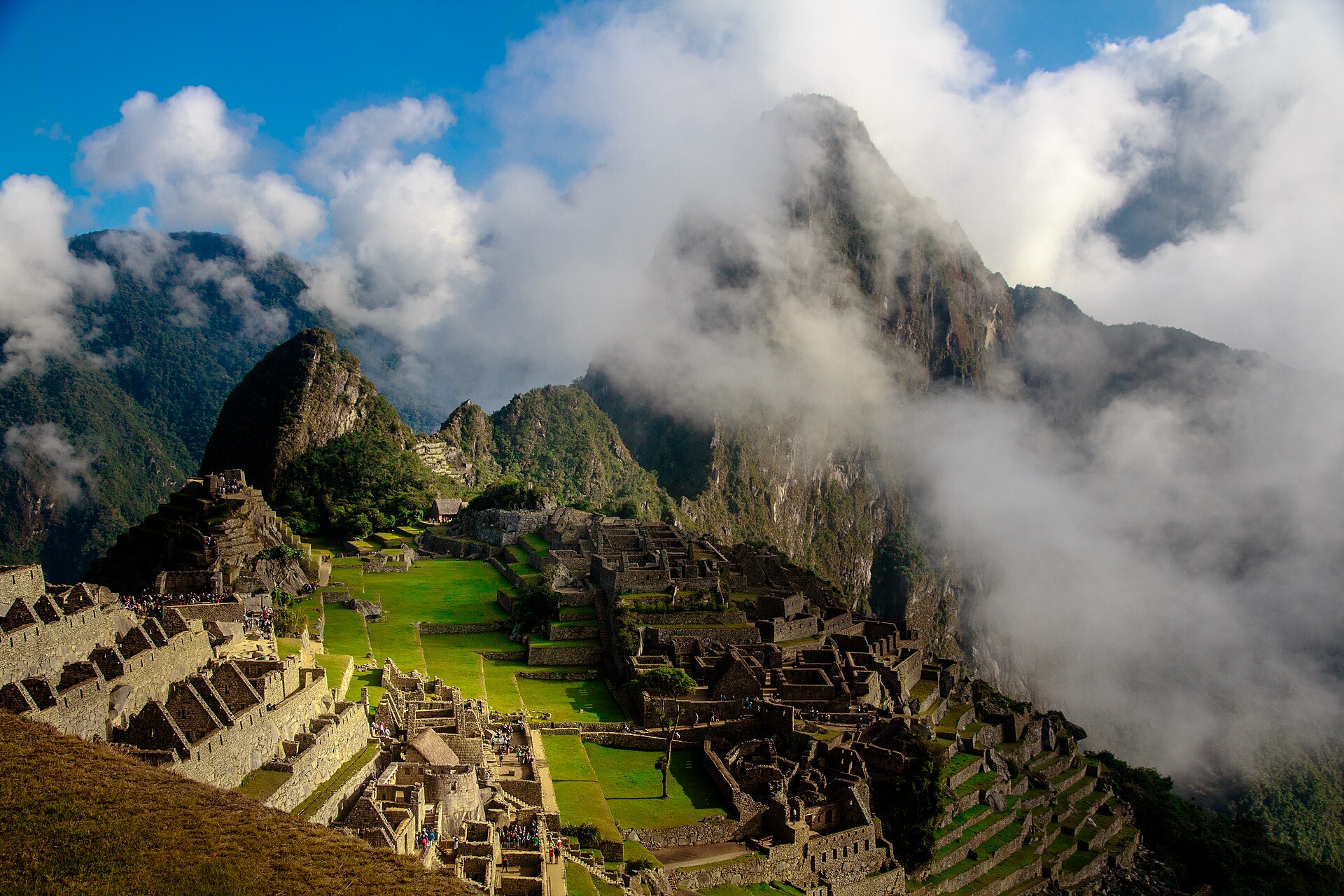 La ciudadela de Machu Picchu con el Huayna Picchu entre las nubes