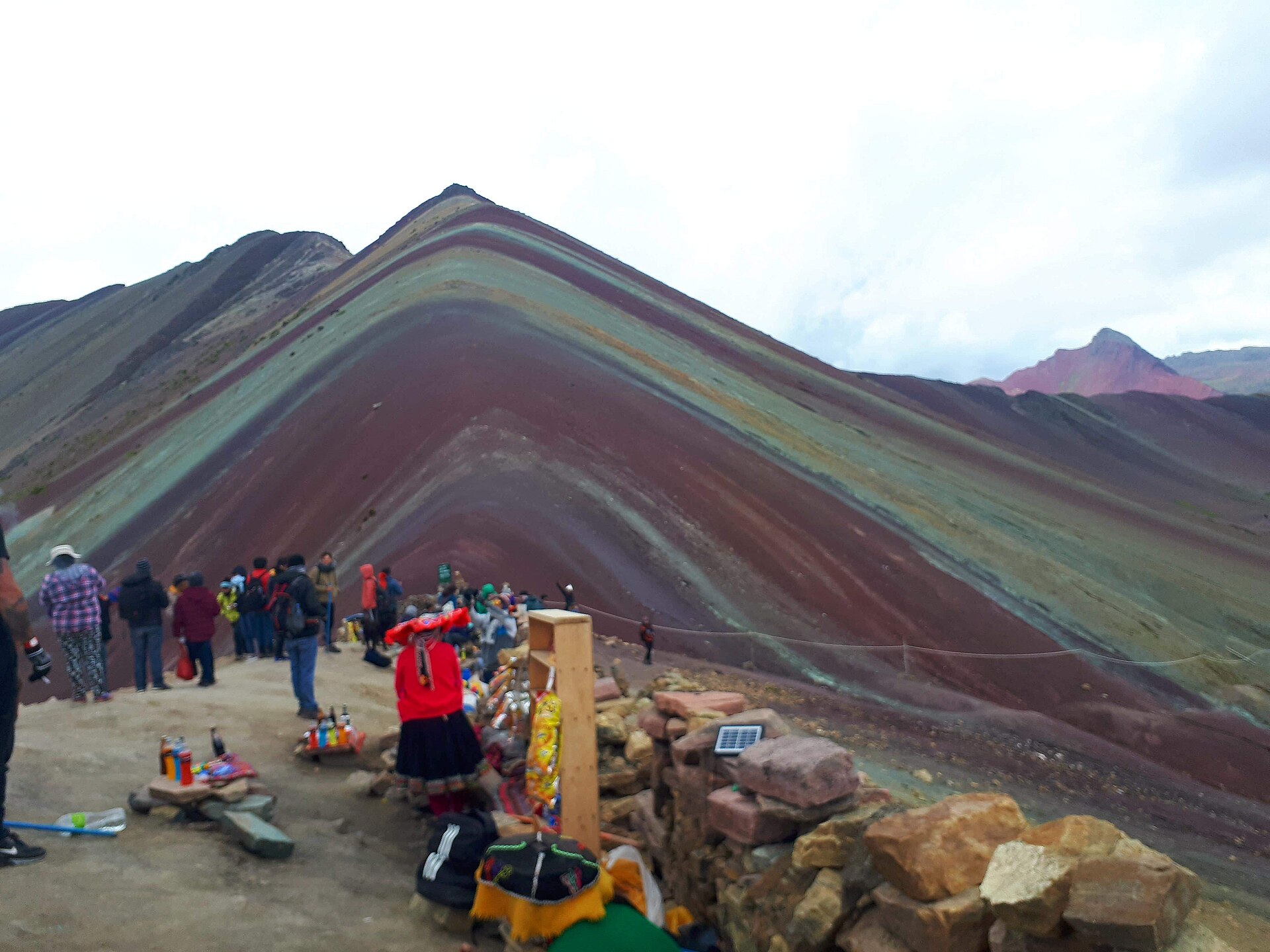 Las franjas de colores de la montaña Vinicunca en los Andes peruanos