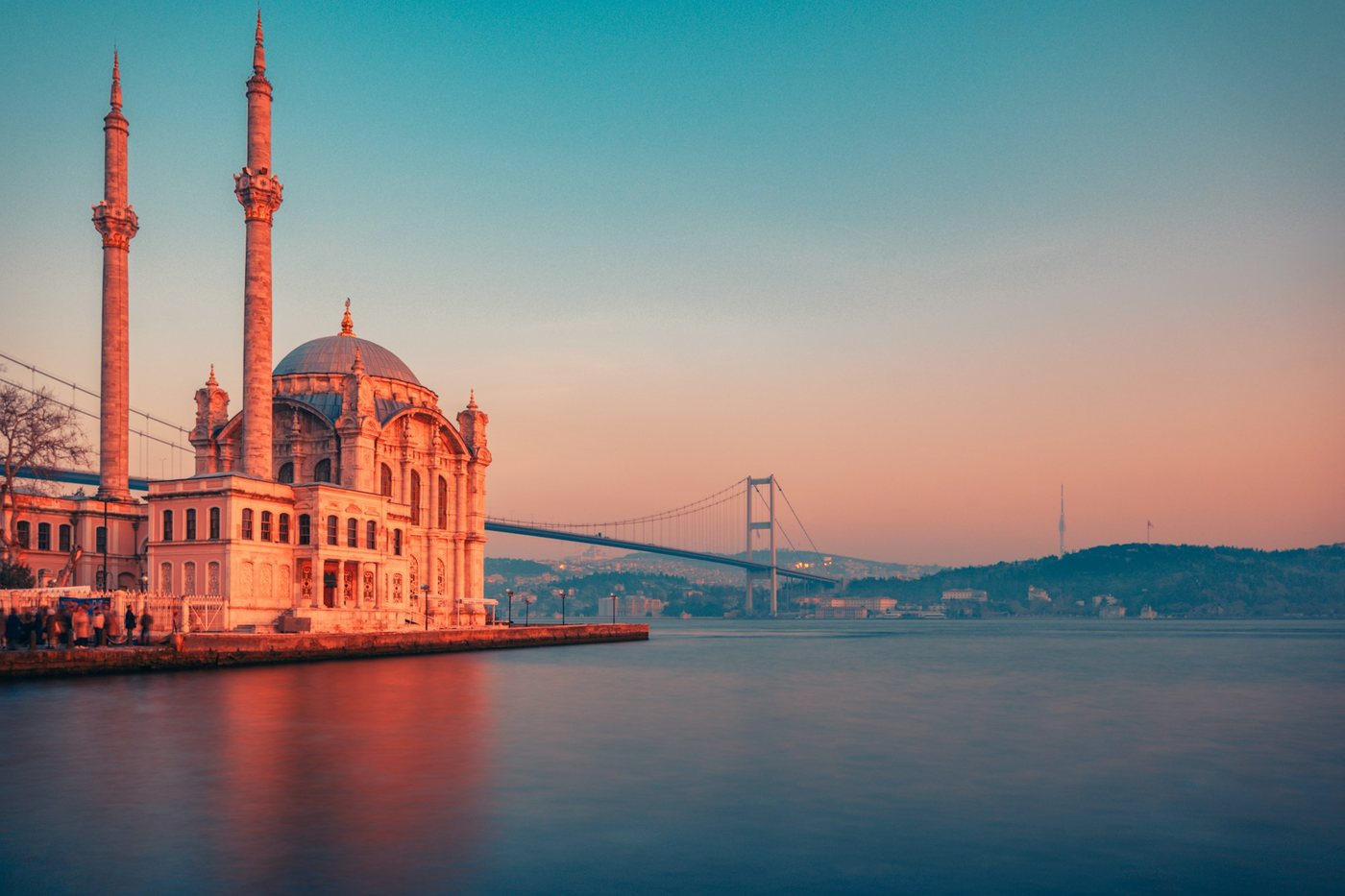 Mezquita de Ortaköy junto al Bósforo al atardecer, con el puente al fondo