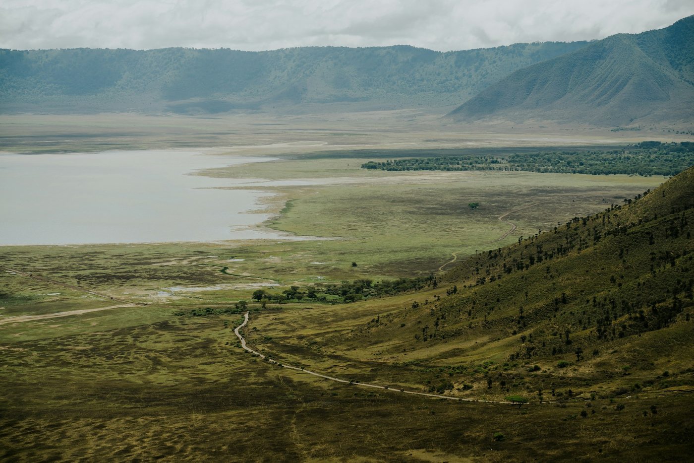 Vista del cráter del Ngorongoro con su lago y las paredes verdes del volcán
