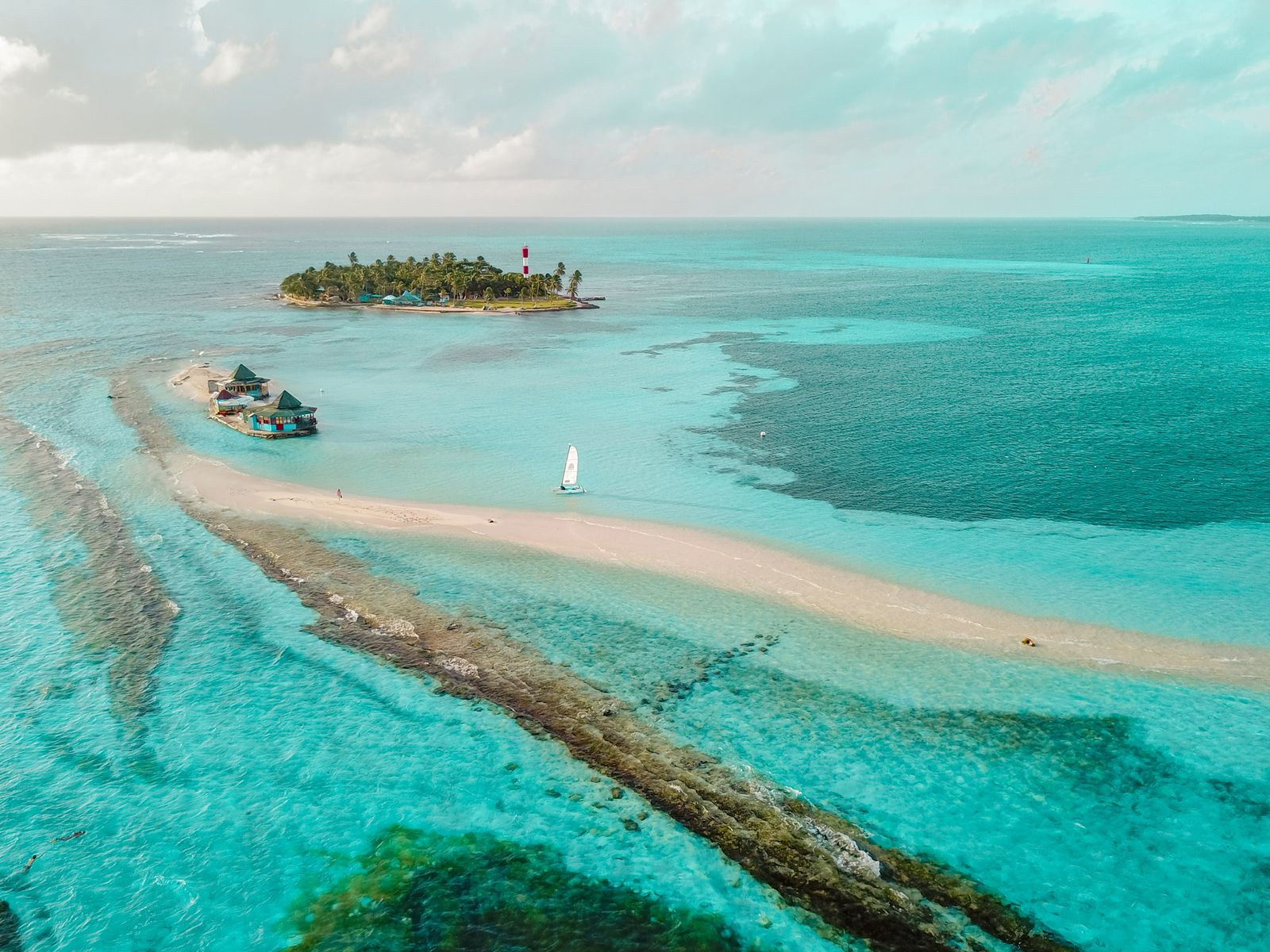 Haynes Cay y el banco de arena del Acuario vistos desde el aire, con el faro y la barrera coralina