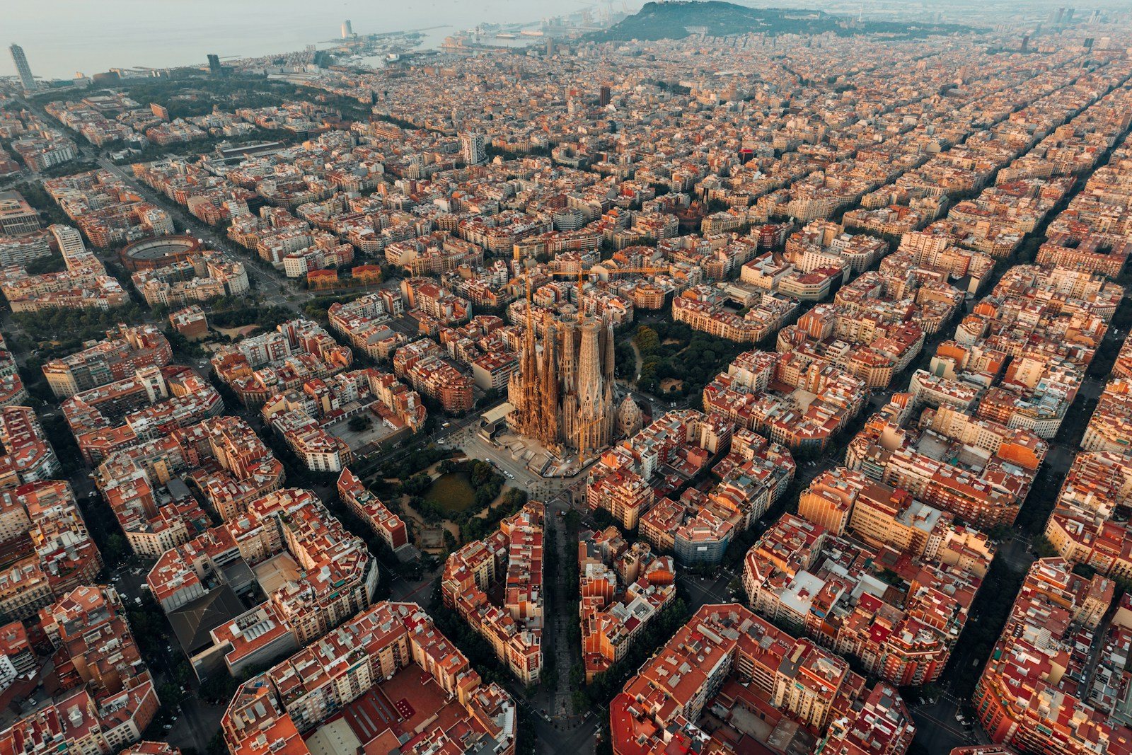Vista aérea del Ensanche de Barcelona con la Sagrada Familia