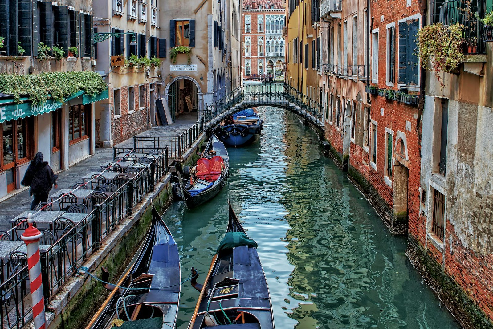 Góndolas en un canal de Venecia entre fachadas de ladrillo