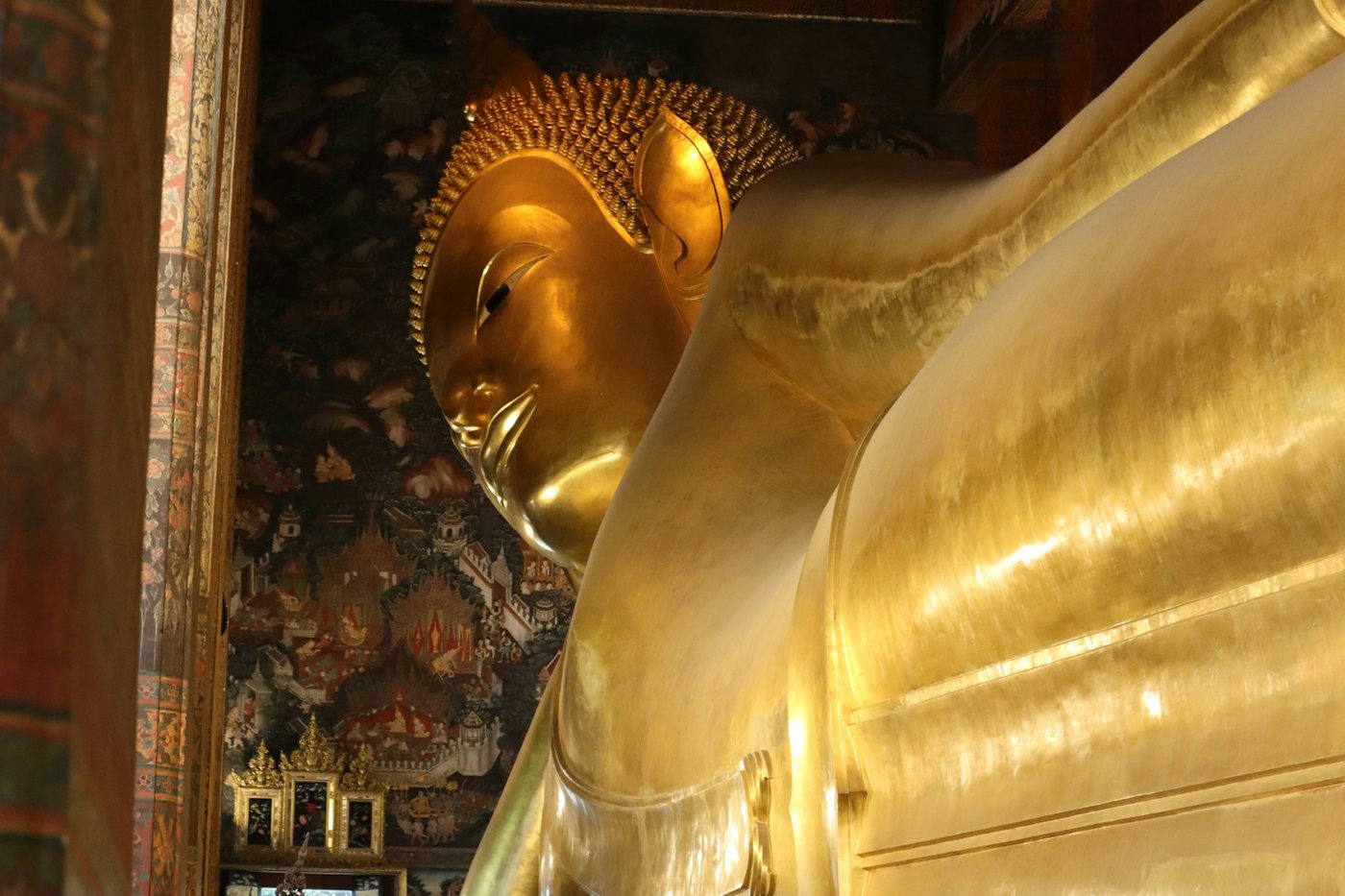 Buda reclinado cubierto de oro en el templo Wat Pho de Bangkok
