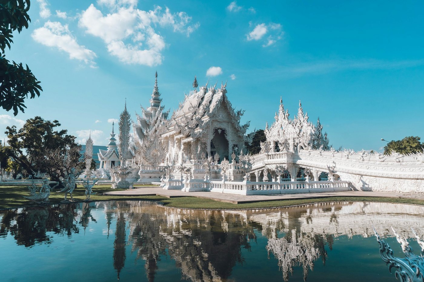 Wat Rong Khun, el Templo Blanco de Chiang Rai, reflejado en el agua