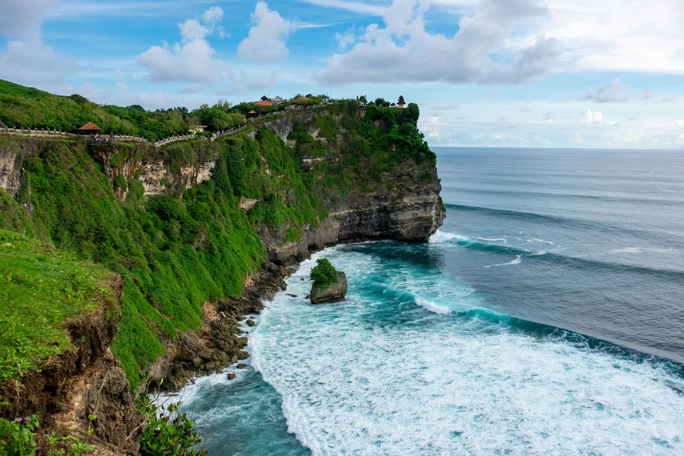 Acantilado del templo de Uluwatu sobre el océano Índico, en Bali
