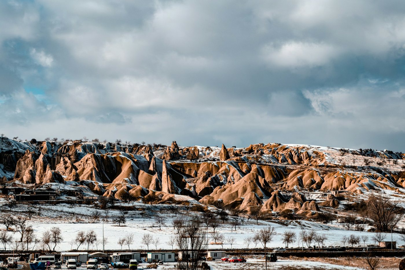 Formaciones rocosas de Capadocia cubiertas de nieve
