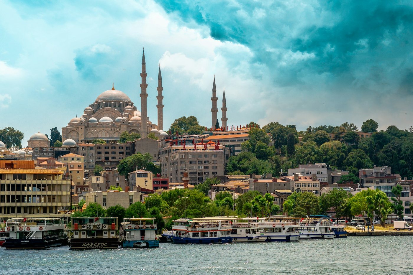 Mezquita de Solimán el Magnífico sobre el Cuerno de Oro, en Estambul