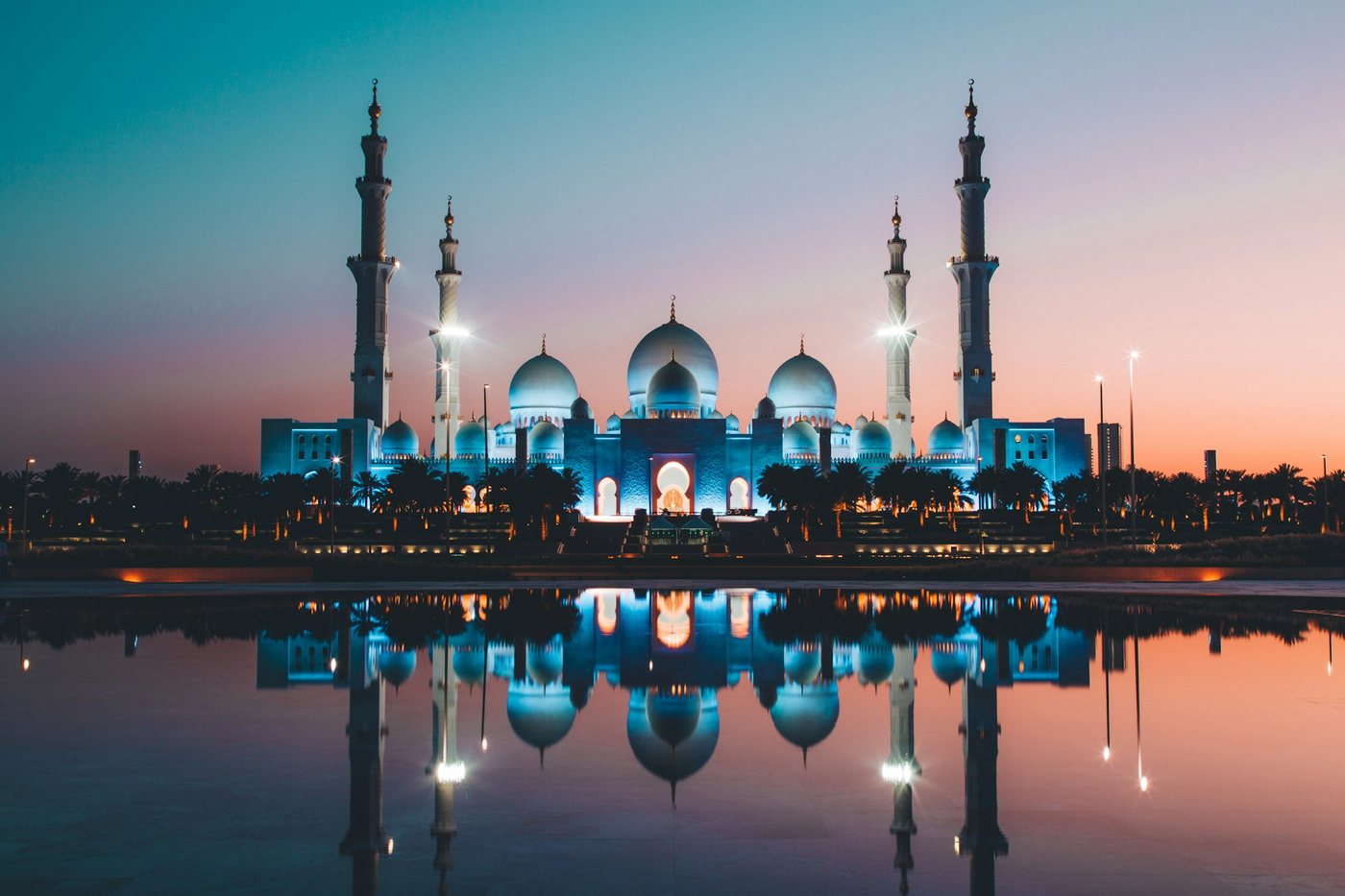 La Gran Mezquita Sheikh Zayed de Abu Dhabi reflejada en el agua