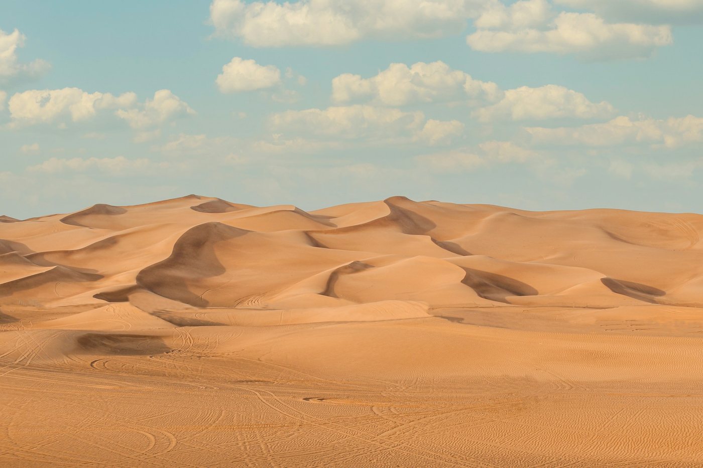Dunas del desierto de Dubái bajo el cielo azul
