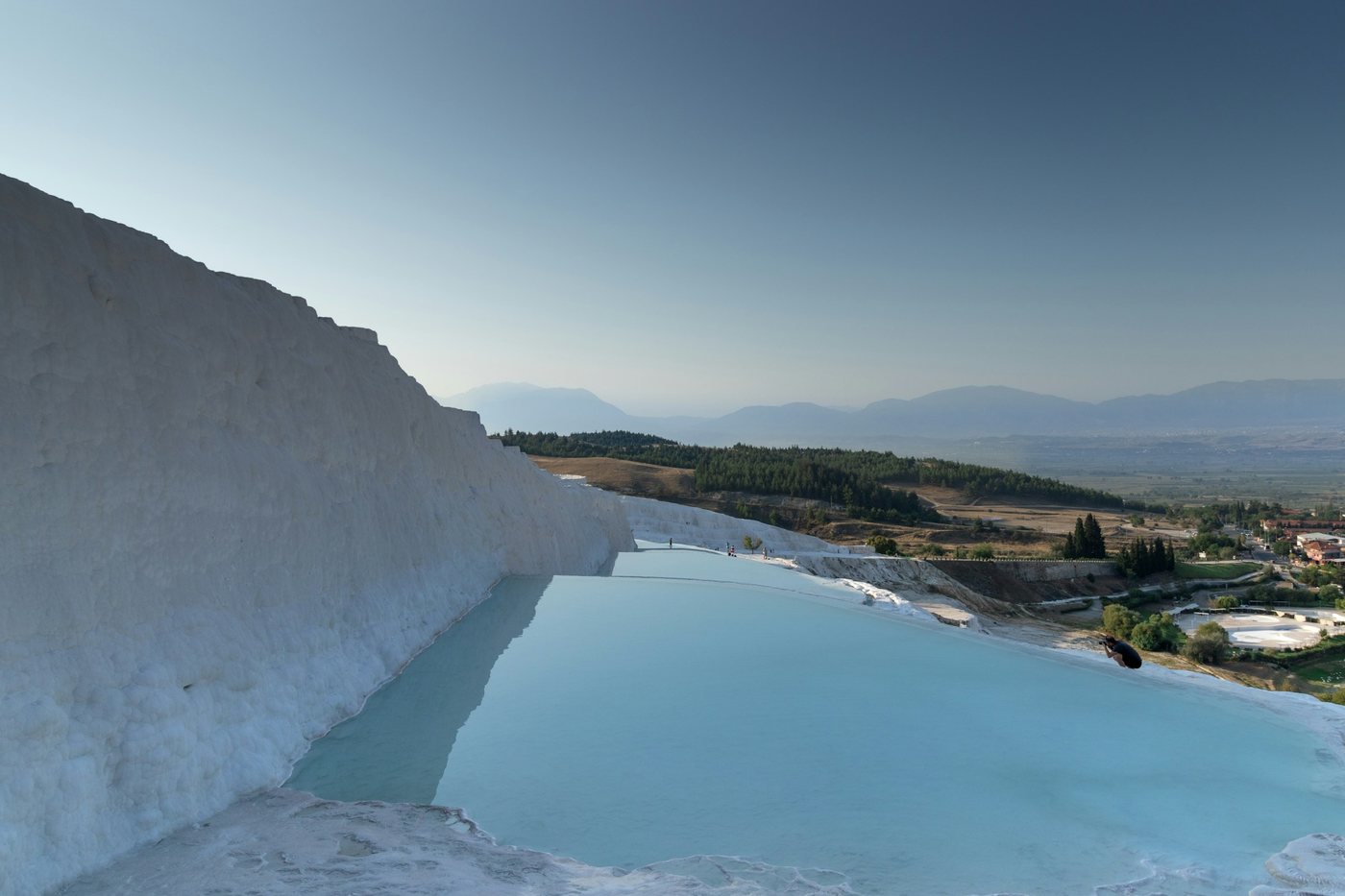 Terrazas blancas de travertino de Pamukkale con agua termal