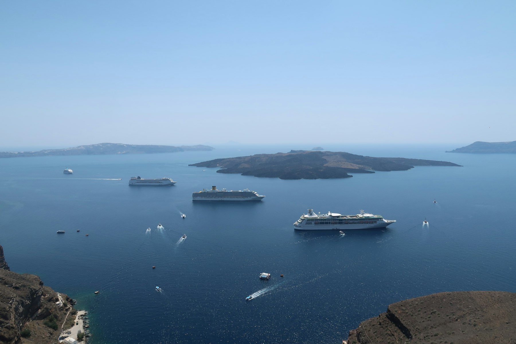 Cruceros anclados en la bahía de Santorini, de aguas azules