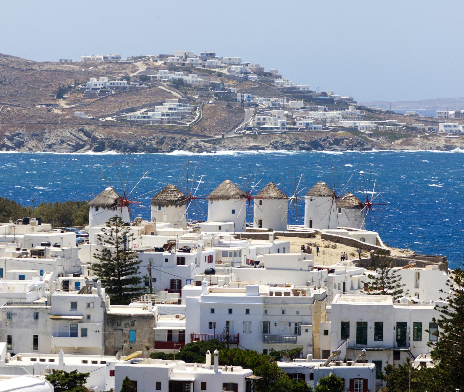 Molinos de viento de Mykonos frente al mar