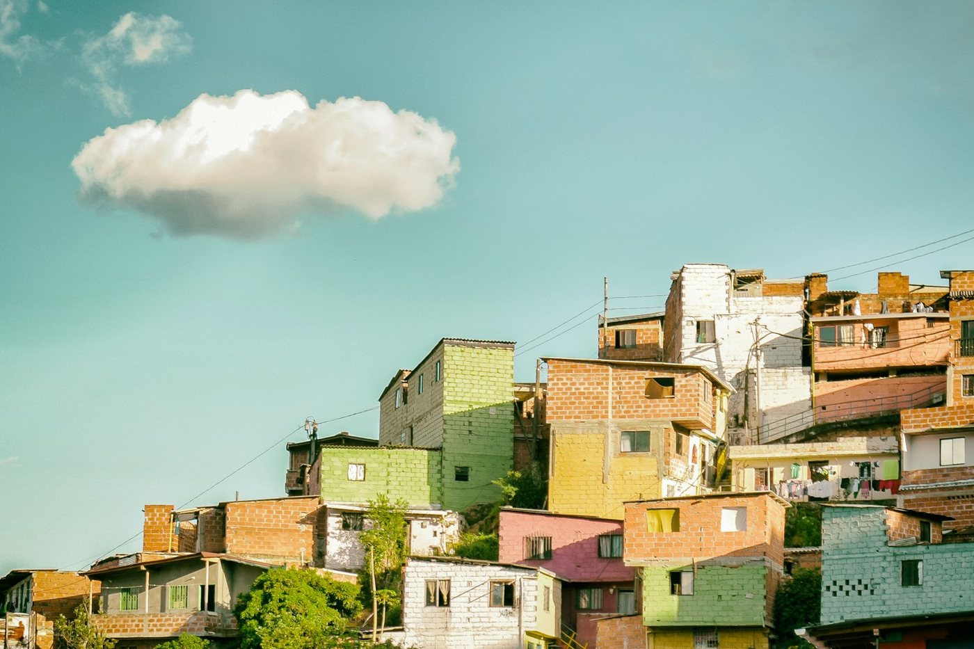 Casas de colores escalonadas en la ladera de la Comuna 13 de Medellín