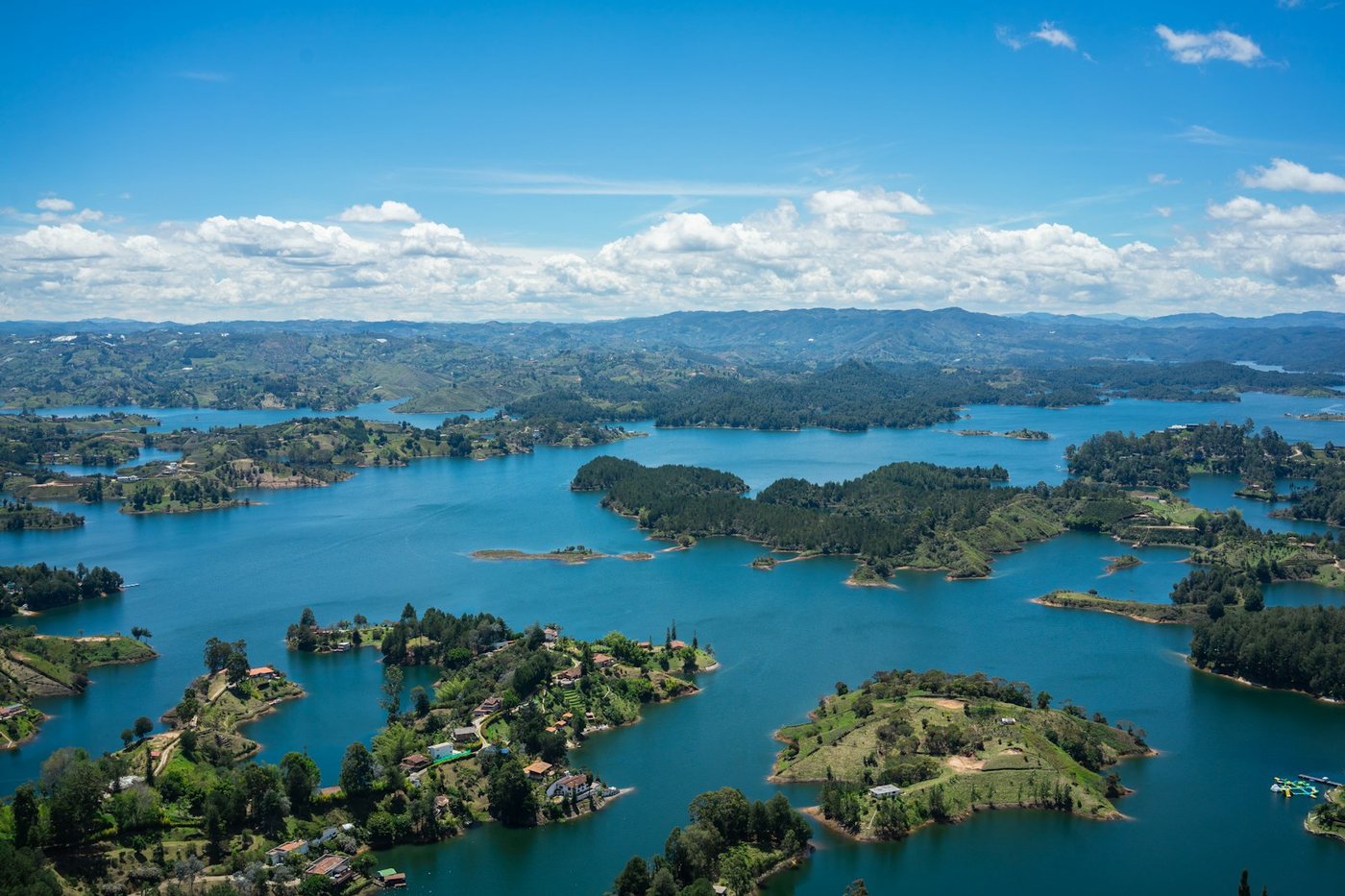 Islas verdes y brazos de agua del embalse de Guatapé vistos desde la Piedra del Peñol