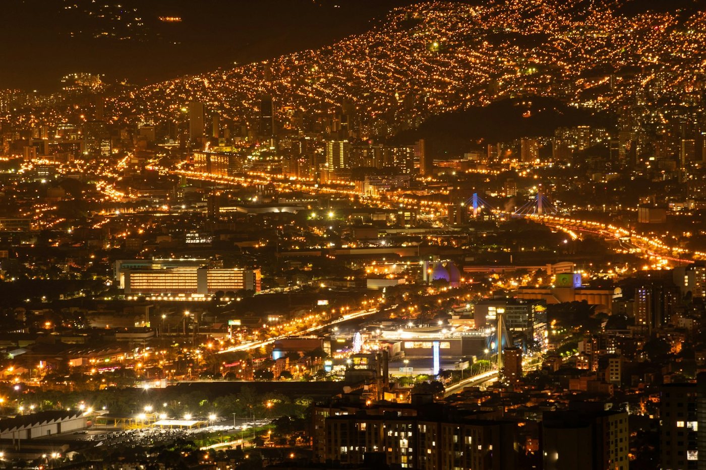 Medellín de noche con las luces de la ciudad en las laderas