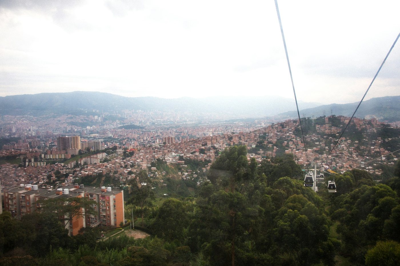 Cabinas del Metrocable sobre los barrios de las laderas de Medellín