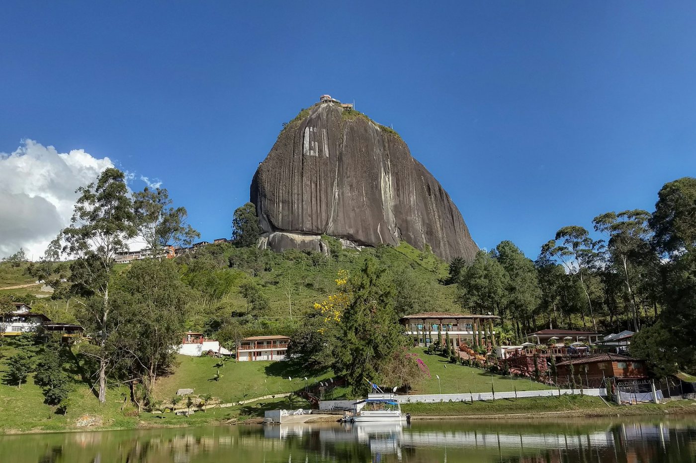 La Piedra del Peñol junto al embalse, en el oriente antioqueño