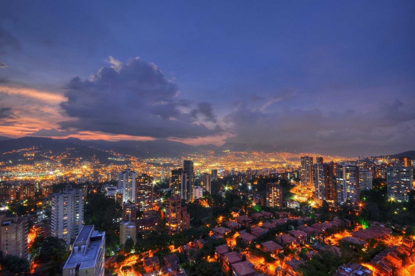Medellín al atardecer desde El Poblado, con las montañas del valle de Aburrá al fondo