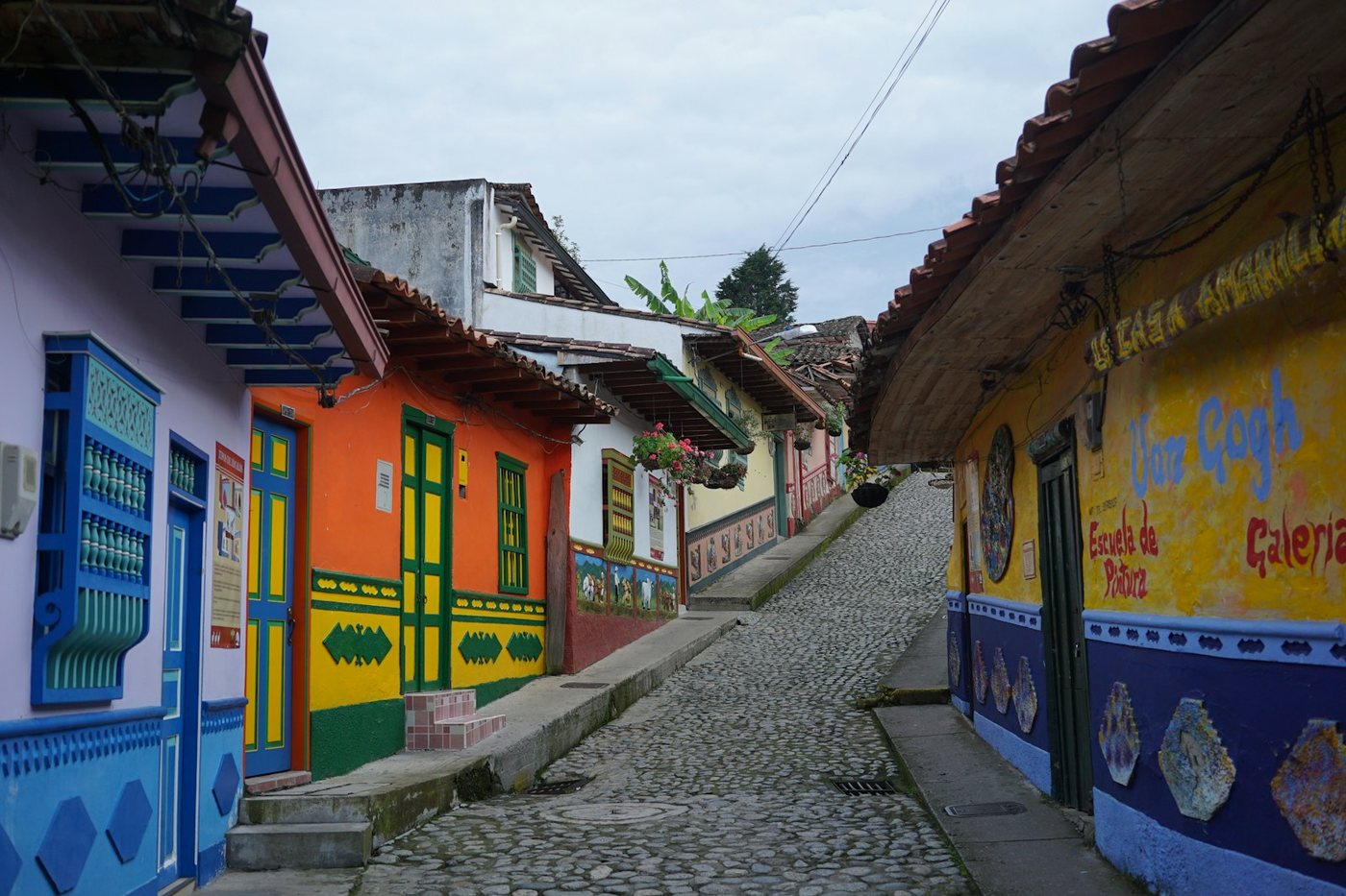Calle empedrada de Guatapé con casas de zócalos de colores