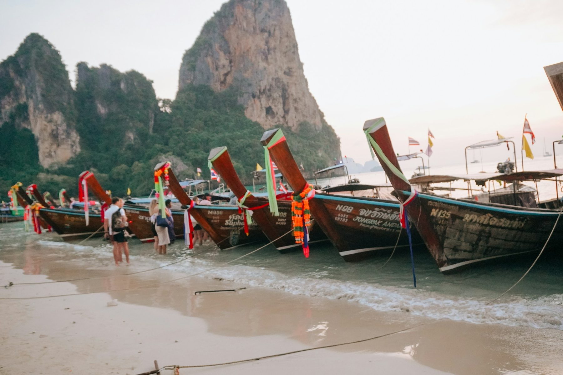 Barcos de cola larga en la playa de Railay, en Krabi, frente a montañas de piedra caliza